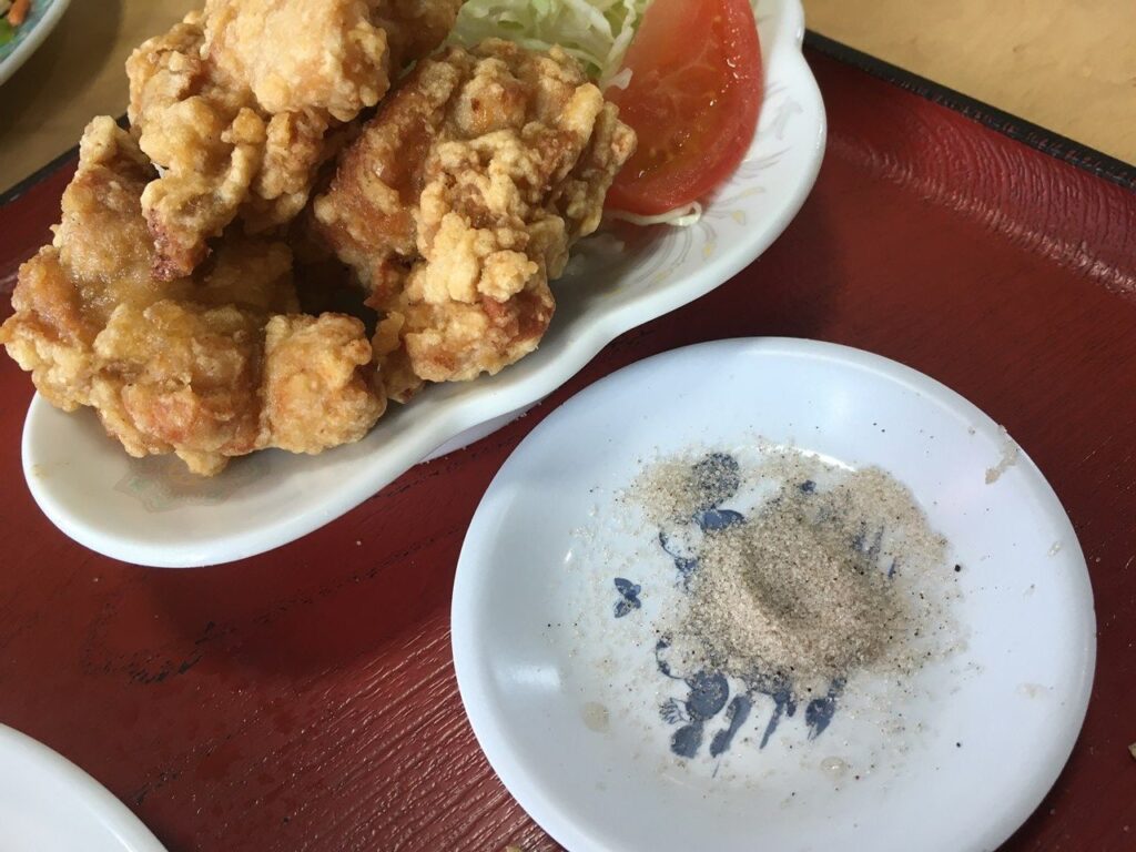 鶏天用塩を付けて食べる