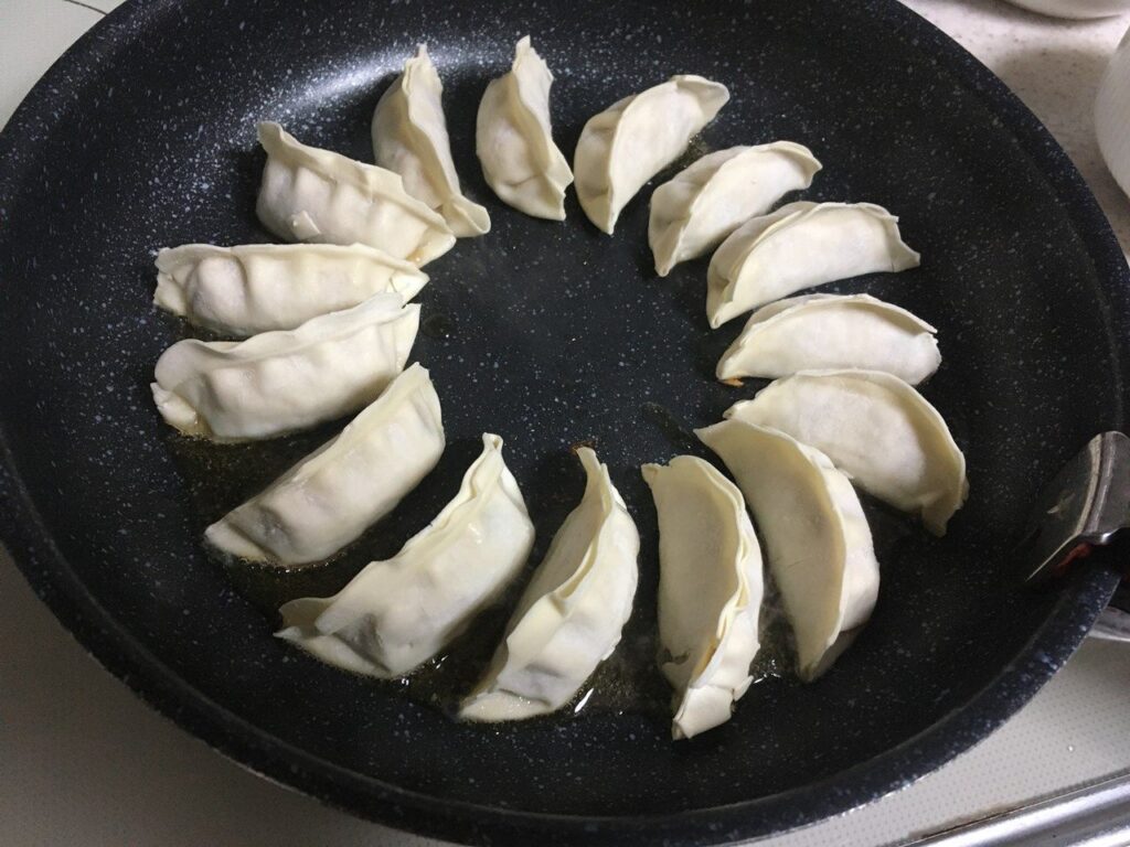 餃子を乗せる