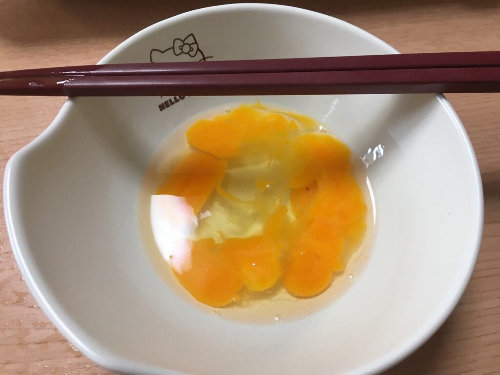 タマゴに浸して食べます