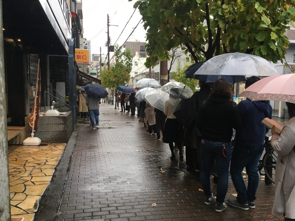 洋食の朝日　行列