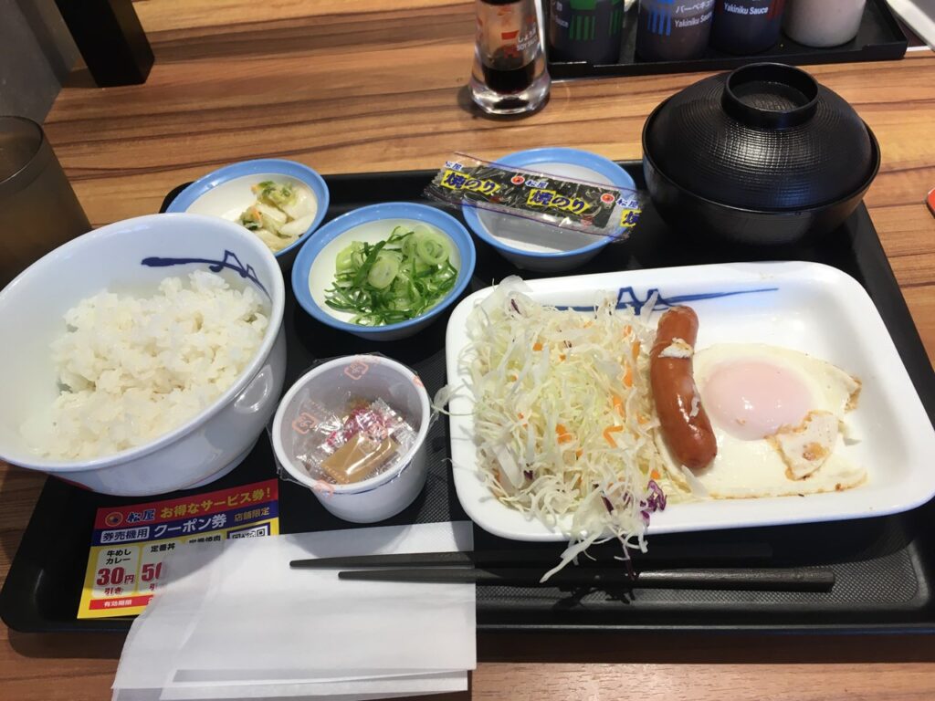 松屋 六甲道店(ソーセージエッグ定食 小鉢納豆)
