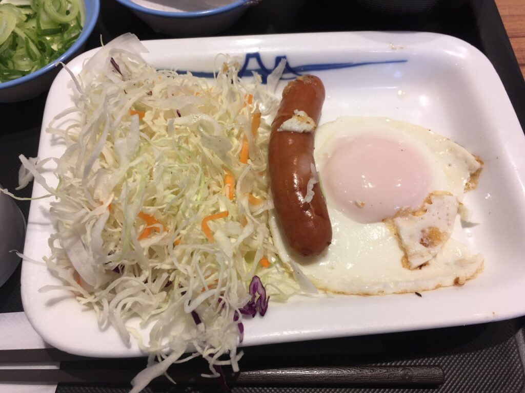 ソーセージエッグ定食 小鉢納豆