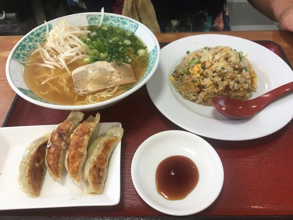 中国飯店 紀淡(ギョーザ定食)