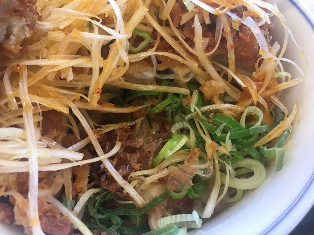 ネギねぎラー油のロースカツ丼