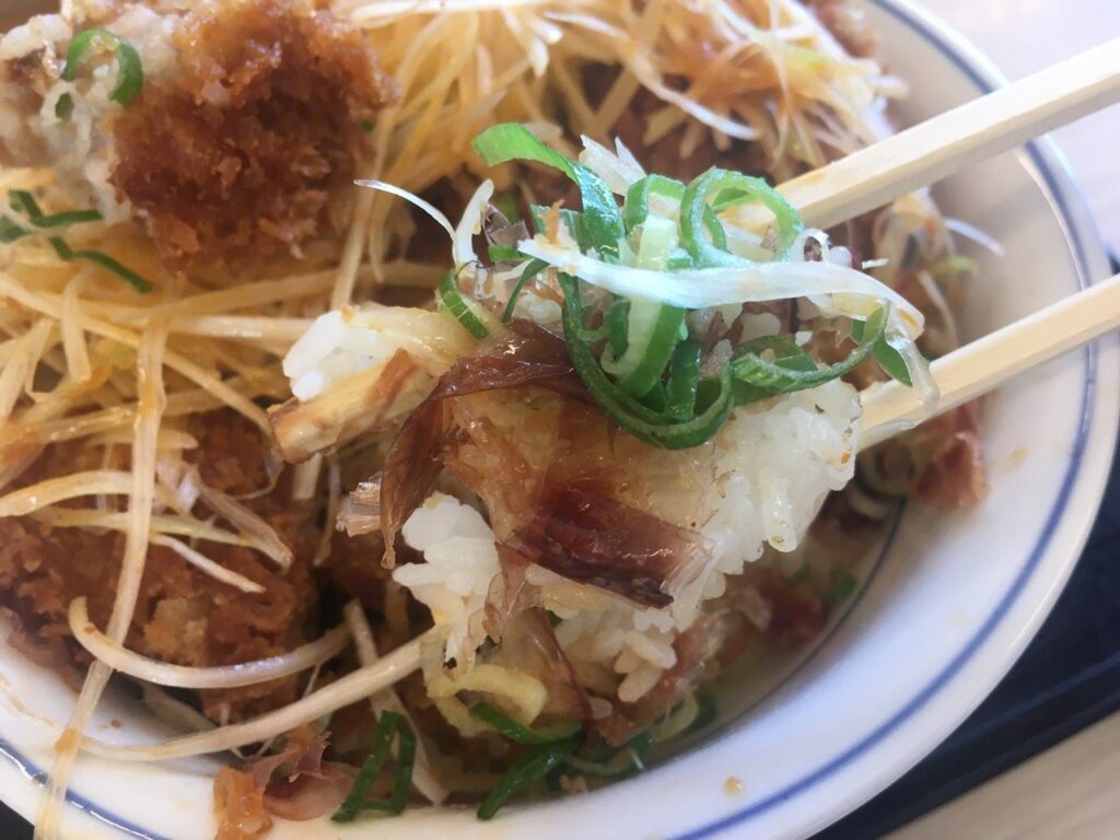 ネギねぎラー油のロースカツ丼